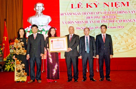 Phó chủ tịch Quốc hội Uông Chu Lưu trao Huân chương Độc lập hạng Nhì cho Cục Y tế GTVT