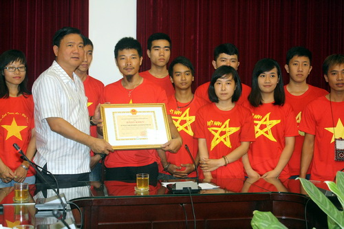 Bộ trưởng Đinh La Thăng trao Bằng khen cho nhóm Phượt Phong Vân