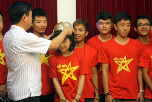 Bộ trưởng Đinh La Thăng tặng mỗi thành viên một chiếc mũ bảo hiểm và mong rằng nhóm Phượt Phong Vân sẽ là những tuyên truyền viên ATGT tích cực