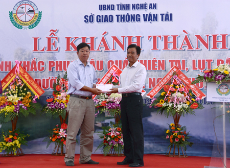 Thứ trưởng Trương Tấn Viên trao 43 suất quà cho 43 hộ nghèo tại xã Nghĩa Hồng