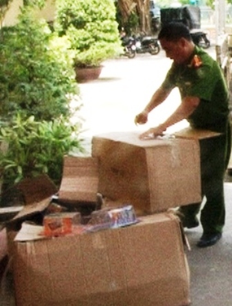 Lực lượng chức năng kiểm tra và tạm giữ hơn 2.000 đồ chơi trẻ em xuất xứ từ Trung Quốc không có hóa đơn chứng từ, tem CR theo quy định