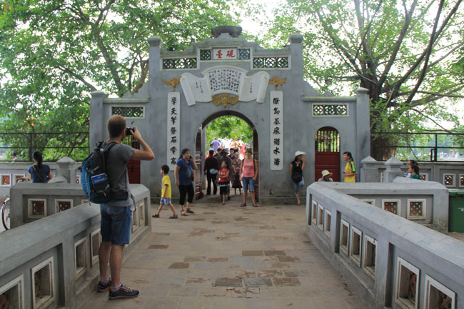 Anh Matthew Smulders (Du khách người Canada) người chụp ảnh và nhận ra biểu tượng văn hiến, văn chương của Việt Nam tại đền Ngọc Sơn. 