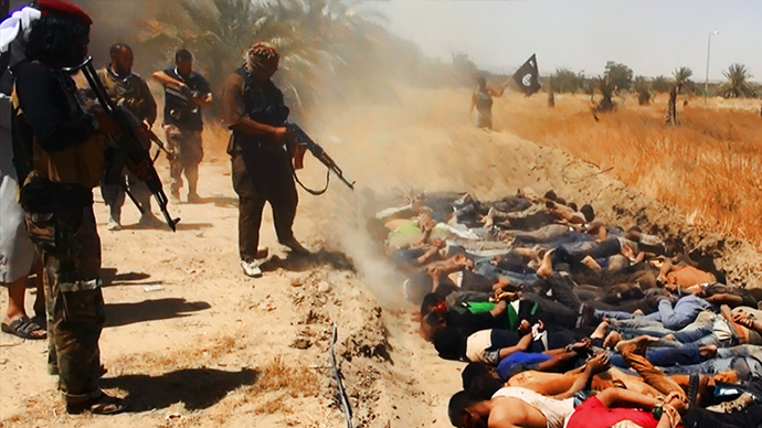 Phiến quân ISIS hành hình các nhân viên an ninh Iraq ở tỉnh Salaheddin ngày 14/6 (AFP)