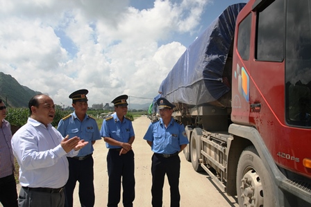 Ông Thạch Như Sỹ, Phó Chánh Thanh tra Bộ GTVT và TTGT Sở GTVT Hòa Bình kiểm tra các xe 