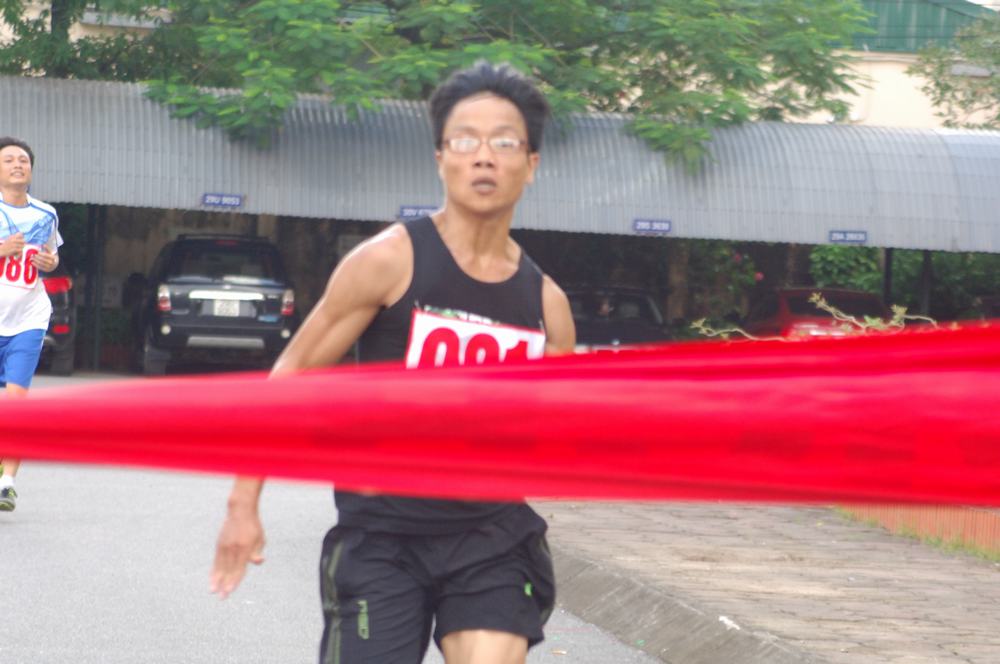 VĐV Nguyễn Minh Thiện cán đích đầu tiên ở nội dung 1500m nam