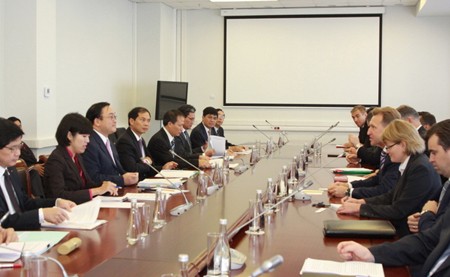 Hai phó thủ tướng có cuộc gặp và trao đổi trong khuôn khổ khóa họp Liên Chính phủ