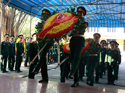 Đông đảo cán bộ, chiến sĩ, người thân, bạn bè đã có mặt để tiễn đưa Thượng úy QNCN Nguyễn Hoàng Anh về nơi an nghỉ cuối cùng.