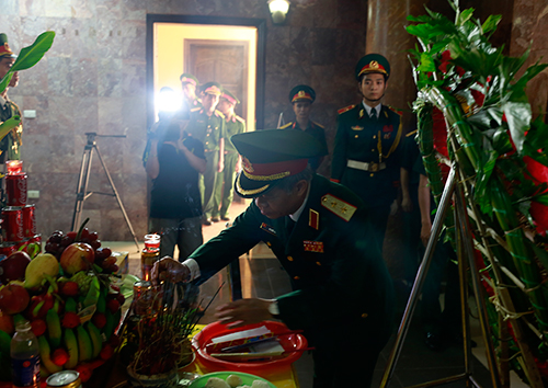 Trung tướng Phí Quốc Tuấn, Tư lệnh Bộ Tư lệnh Thủ đô Hà Nội thắp hương viếng đồng chí Nguyễn Hoàng Anh.