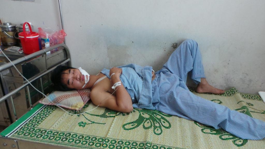 Đối tượng Nguyễn Văn Chính bị thương ở khuỷu tay trái (đứt dây thần kinh ở vết thương) hiện đang cấp cứu tại Bệnh viện Đa khoa Đức Giang (Hà Nội)