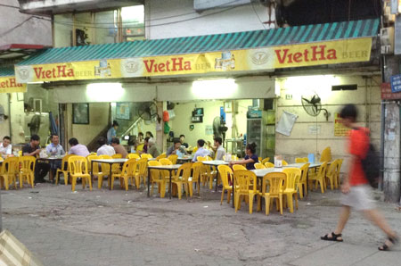 Nhiều quán bia ở Hà Nội lấn chiếm vỉa hè