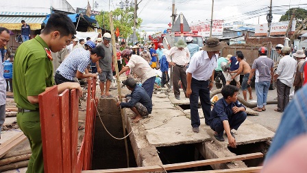 Lật tung nắp cống