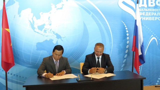 Ông Đinh Việt Phương - Phó Tổng giám đốc Vietjet Air và ông Igor G. Lukishin -Tổng giám đốc sân bay quốc tế Vladivostok ký thỏa thuận mở đường bay thẳng