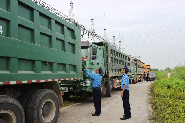 Lực lượng Thanh tra giao thông Thanh Hóa đang đo lại kích thước thành thùng của 5 xe vi phạm