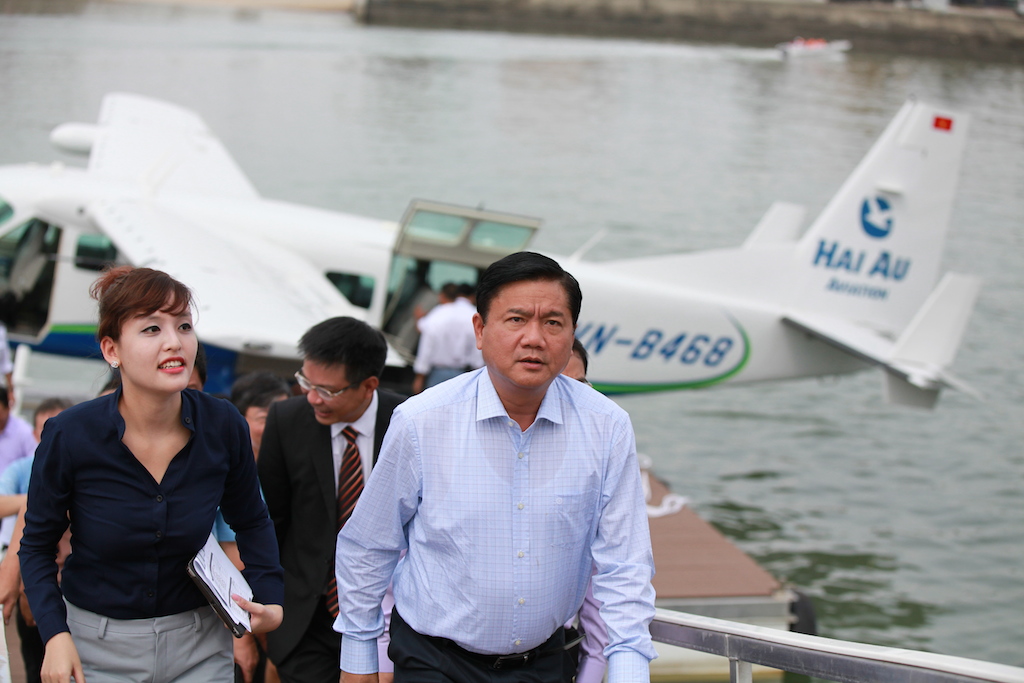 Bộ trưởng Đinh La Thăng đáp chuyến bay bằng thủy phi cơ có từ Hà Nội đến Hạ Long dự Lễ khai trương dịch vụ bay cao cấp này của Hàng không Hải Âu