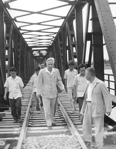 Bộ trưởng Bộ GTVT Phan Trọng Tuệ (người đi giữa) đi kiểm tra cầu đường sắt qua sông Trà Khúc (năm 1977)