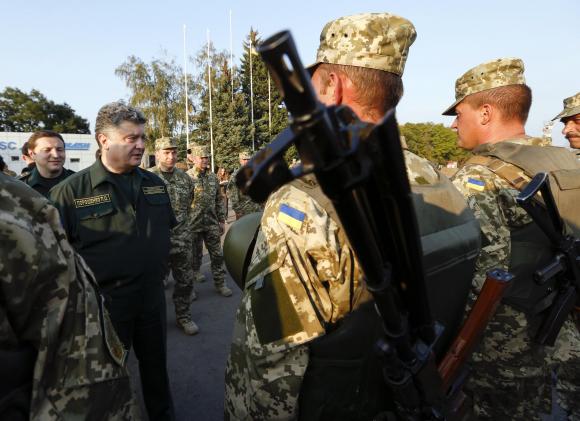 Tổng thống Ukraine Petro Poroshenko nói chuyện với binh lính trong chuyến thăm tới thành phố cảng Mariupol