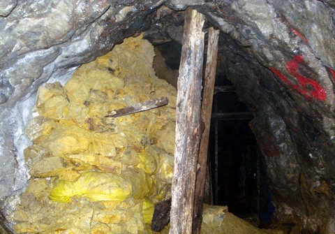 Một vỉa quặng chứa đầy vàng tại mỏ vàng.