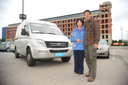 Yaoguo Chen và Jie Wu lái xe 20.000km từ Thượng Hải (Trung Quốc) đến Birmingham (Anh)