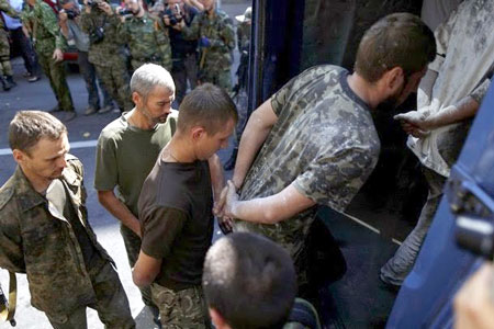 Khoảng 700 binh lính Chính phủ Ukraine bị phe ly khai bắt giữ đã được trao trả