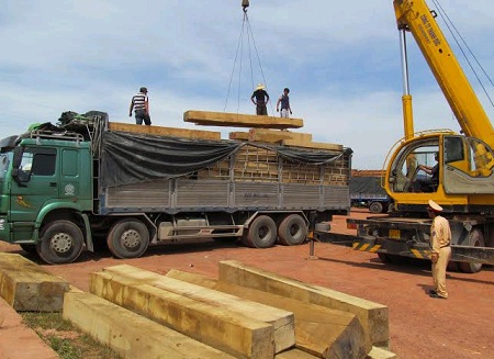 CSGT Quảng Bình buộc hạ tải xe gỗ quá tải