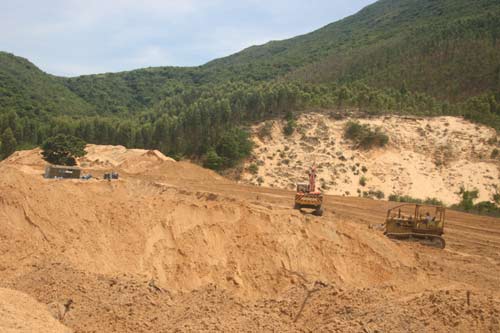 Việc UBND tỉnh Bình Định cấp Giấy chứng nhận Quyền sử dụng đất cho 1 nhà đầu tư rồi lại cấp phép cho DN khác vào khai thác titan trên mảnh đất đó đang gây nên căng thẳng giữa 2 DN 