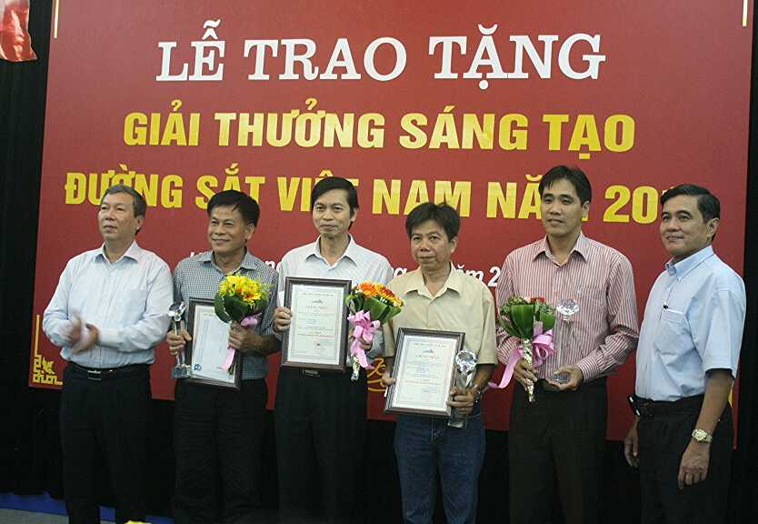 Ông Trần Ngọc Thành, Chủ tịch Hội đồng thành viên và ông Ngô Cao Vân, Phó Tổng giám đốc kiêm Chủ tịch Hội đồng thẩm định và xét duyệt Giải thưởng sáng tạo Tổng Công ty Đường sắt VN trao giải Nhất cho tập thể các tác giả doạt giải