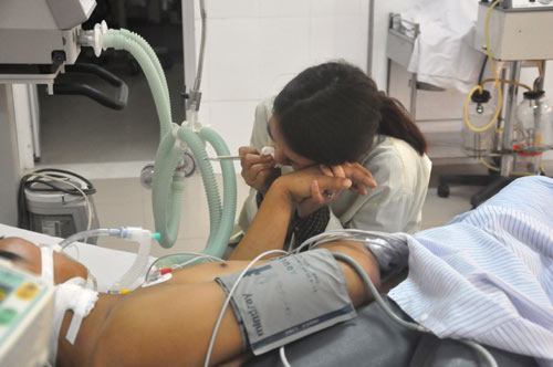 Em gái nạn nhân Nguyễn Quốc Khánh khóc hết nước mắt trong những ngày nạn nhân này cấp cứu tại Bệnh viện Bãi Cháy - Ảnh: Thúy Hằng