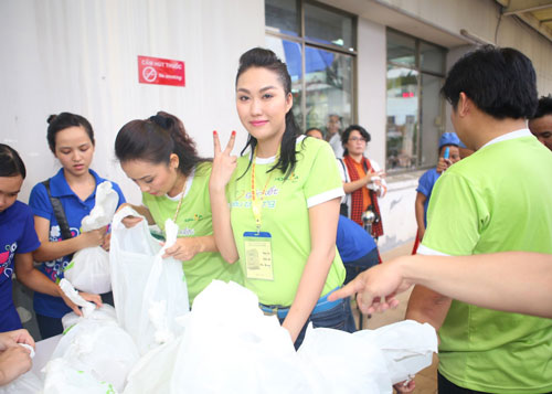 Dù mang bầu nhưng Phi Thanh Vân vẫn nhiệt tình tham gia chương trình