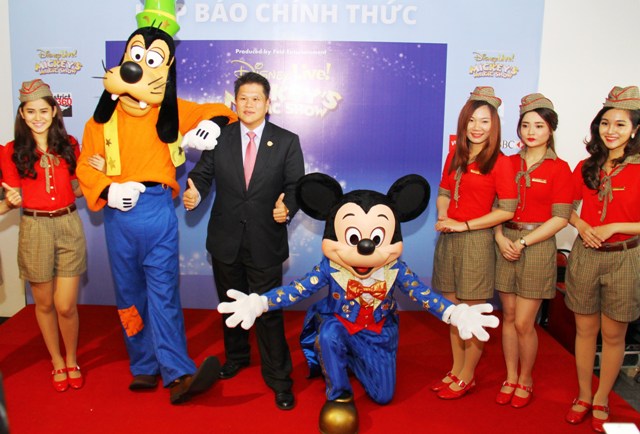 Đại diện lãnh đạo Vietjet Air và tiếp viên của hãng chụp ảnh cùng Mickey và Goofy