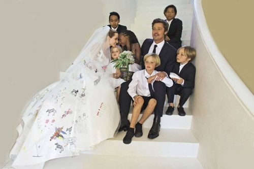 All proceeds from the sale of wedding photos will be donated by Brad and Angelina Jolie to charitable organizations.