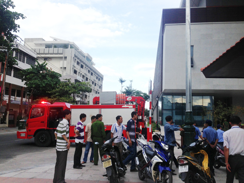 Lúc 14h14 chiều 14/9, một vụ hỏa hoạn nhỏ đã xảy ra tại tầng hầm B2 Trung tâm Hành chính Đà Nẵng (Ảnh: Infonet)