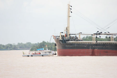 Tàu khách Bình Quới 2 bị mất lái và đâm vào tàu hàng UT GLORY trên sông Đồng Nai