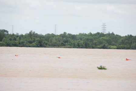 Một số hành khách nhảy xuống sông tìm cách thoát thân và bị nước cuốn trôi