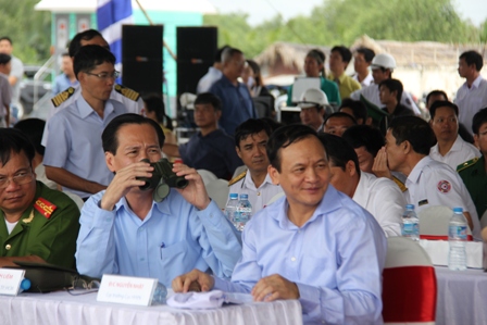 Ông Lê Thanh Liêm - Phó chủ tịch UBND TPHCM, ông Nguyễn Nhật - Cục trưởng Cục Hàng hải cùng nhiều đại biểu theo dõi công tác diễn tập
