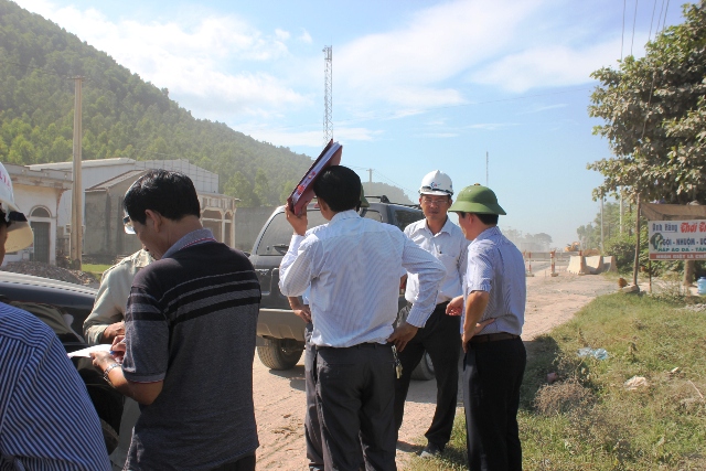 Đoàn công tác UBND tỉnh Thanh Hóa đang kiểm tra thực trạng mặt bằng QL 1A tại huyện Tĩnh Gia