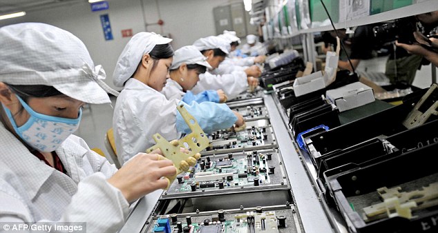 Công nhân tại nhà máy Foxconn tại Thâm Quyến, nơi hàng triệu chiếc iPhones được sản xuất ra 