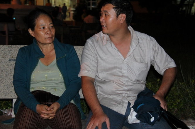Bà ngoại bé Ngân cám ơn anh Nguyễn Duy Hưng - người đã đưa bé Ngân đi bệnh viện