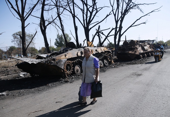 Người dân đông Ukraine đang tiếp tục gắng gượng với cuộc sống thường ngày sau hệ quả tàn khốc mà những cuộc đánh bom ác liệt giữa hai phe để lại