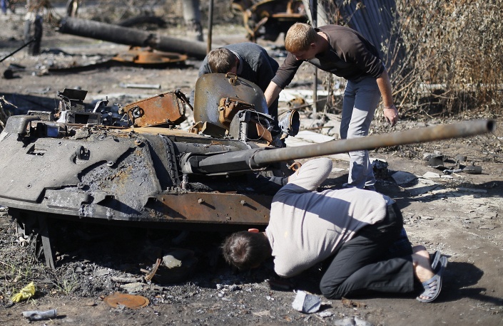 Người dân địa phương kiểm tra những vũ khí bị phá hủy của lực lượng chính phủ Ukraine