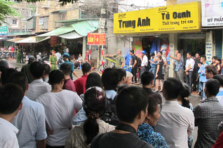 Rất đông người dân hồi hộp theo dõi, chờ đợi thông tin giải cứu con tin tại nhà E6, khu tập thể Thanh Xuân Bắc, Hà Nội