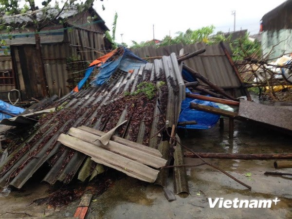 Một ngôi nhà bị đổ ở thành phố Móng Cái. (Ảnh: Xuân Tùng/Vietnam+)