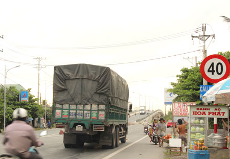 Biển hạn chế 40km/h (chụp 16h38 ngày 9/9 tại QL1A xã Long Hưng - Châu Thành - Tiền Giang)