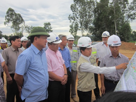 Bộ trưởng Đinh La Thăng kiểm tra tiến độ thực hiện dự án đường cao tốc Đà Nẵng – Quảng Ngãi, đoạn qua tỉnh Quảng Ngãi ngày 16/9
