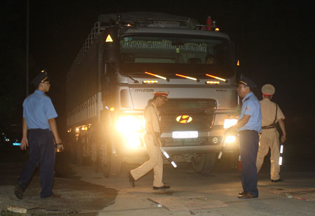 Lực lượng chức năng yêu cầu tài xế đưa xe về trạm cân, đêm 15/9 tại Hòa BìnhẢnh: Khánh Hà
