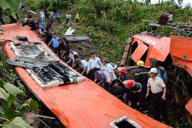 Xe khách giường nằm Sao Việt BKS 29B-085.82 sau khi bị nạn ở Lào Cai