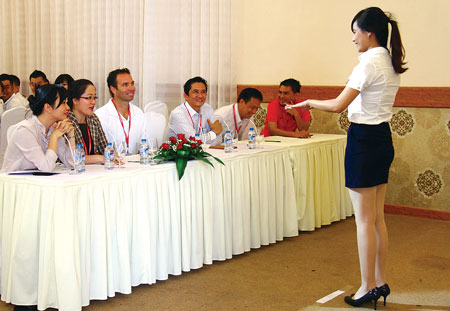 Một thí sinh trình bày bài thi trước Ban giám khảo