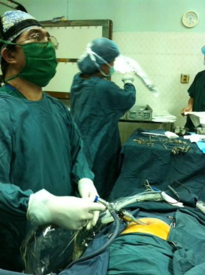Các bác sĩ Bệnh viện Nhi trung ương đang phẫu thuật nội soi. Ảnh: Khánh Chi.
