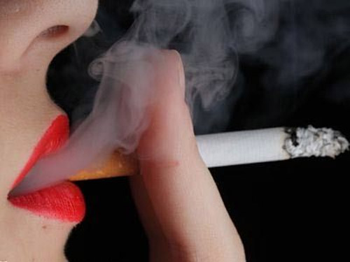 Phụ nữ hút thuốc rất dễ bị bệnh phổi