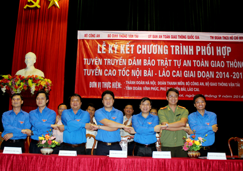 Đại diện các đơn vị ký cam kết thực hiện chương trình bảo đảm ATGT trên cao tốc Nội Bài - Lào Cai.