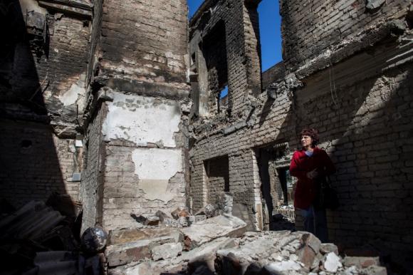 Nhà của người dân tại thị trấn Ilovaysk, đông UKraine bị phá hủy tan hoang